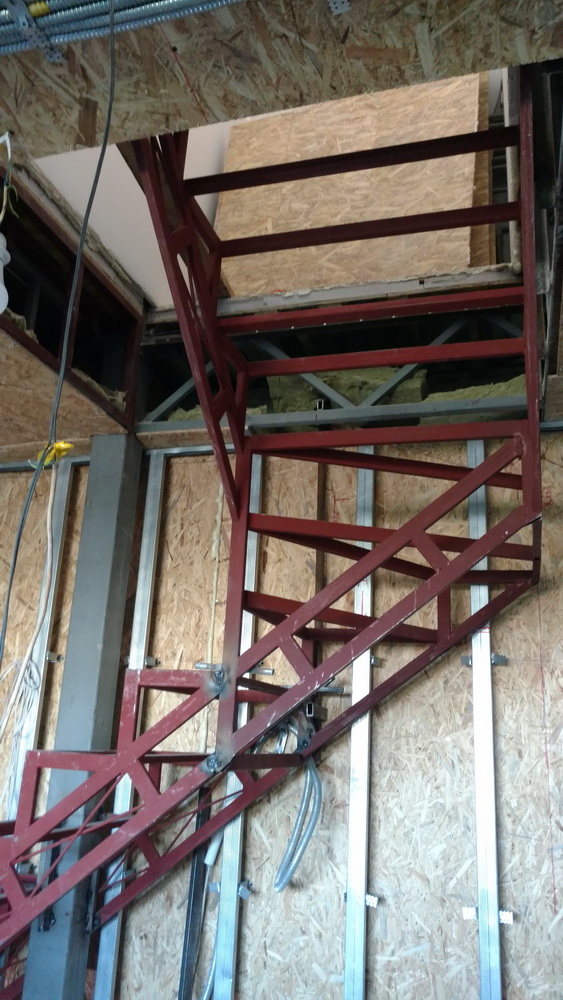 Металлический каркас лестницы. 