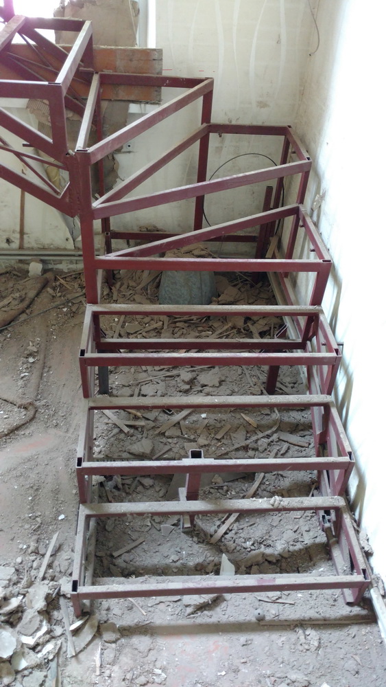 Металлический каркас лестницы. 