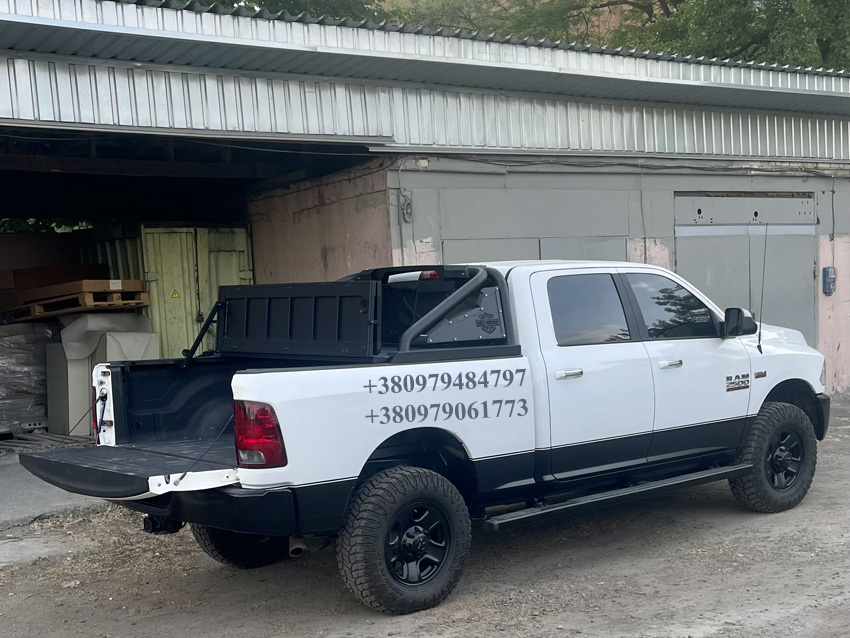 Силова багатофункціональна кришка кузова пікапа Toyota Hilux GR Sport. Накриття на кузов пікапа Тойота Хайлюкс. Кришка кузова пікапа Toyota Hilux.